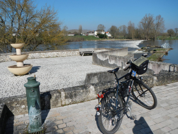 On recharge les bidons à Savonnières