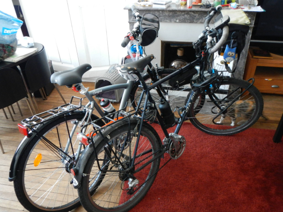 Sisyphe au premier plan et le nouveau vélo de Vanessa au fond