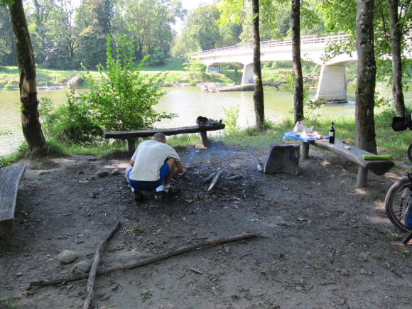 Préparation feu pour déjeuner
