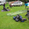 Montage des tentes sous la pluie au camping de Hausen Im Tal