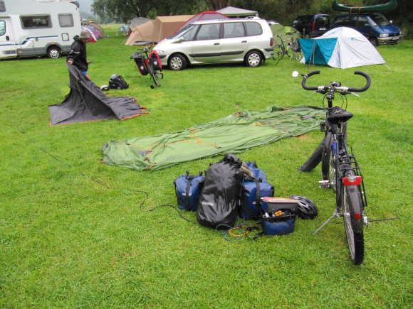 Montage des tentes sous la pluie au camping de Hausen Im Tal