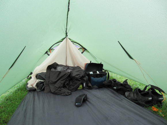 Préparation tente pour le dîner