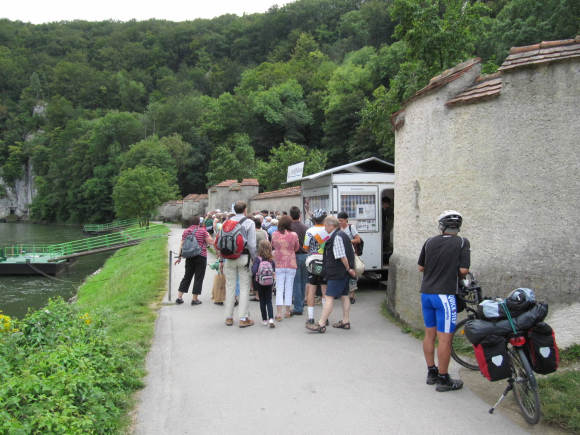 En attendant le bateau mouche