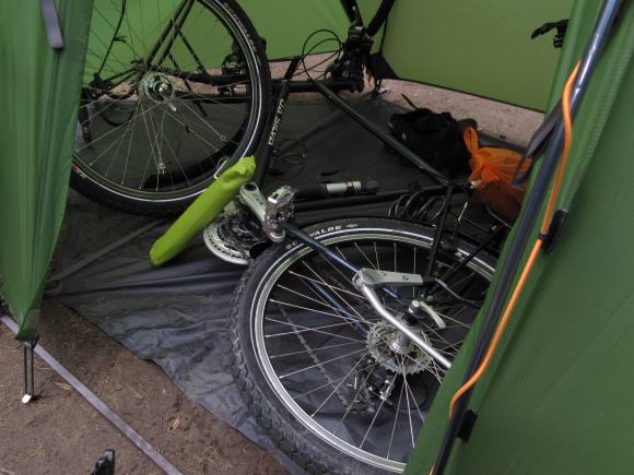 Vélo dans l'abside de la tente