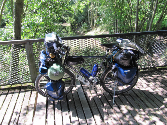 Pause déjeuner sur un petit pont ombragé