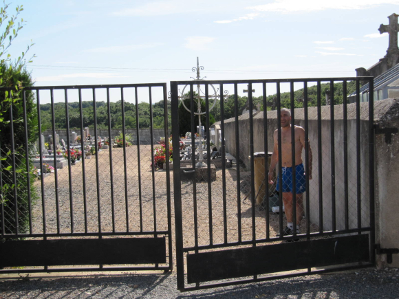Remplissage des bidons au cimetière