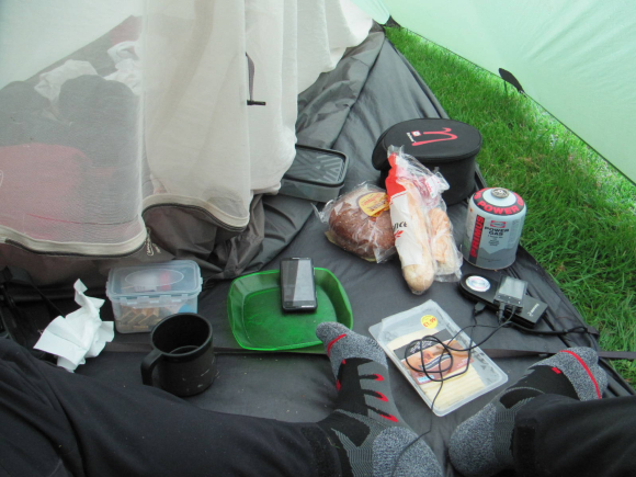 Dîner sous la tente (il pleut)