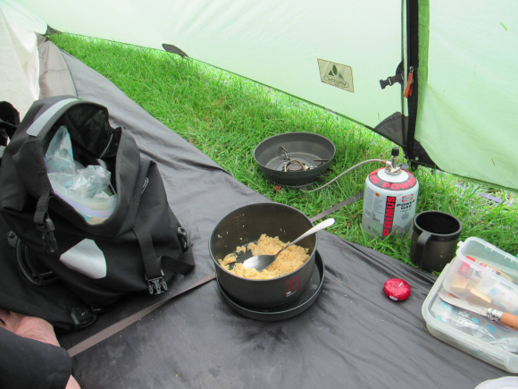 Déjeuner sous la tente (il pleut)