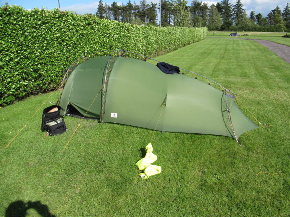 Plein de haubans pour éviter que la tente ne s'envole!