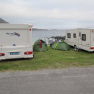 À l'abri du vent entre les camping-cars!