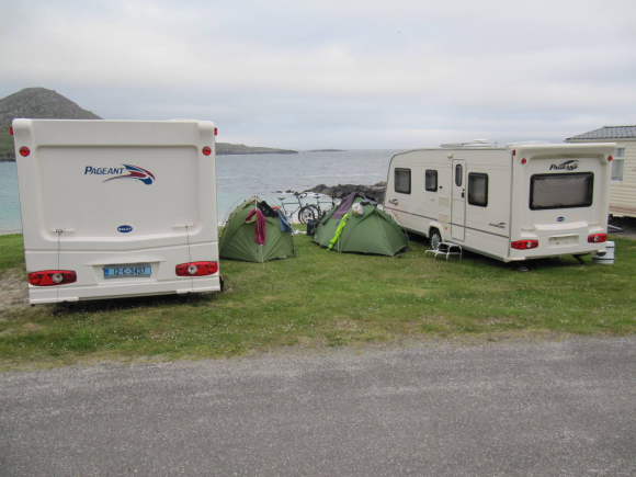 À l'abri du vent entre les camping-cars!