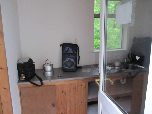 Petit déjeuner dans la cuisine campeurs (il pleut)