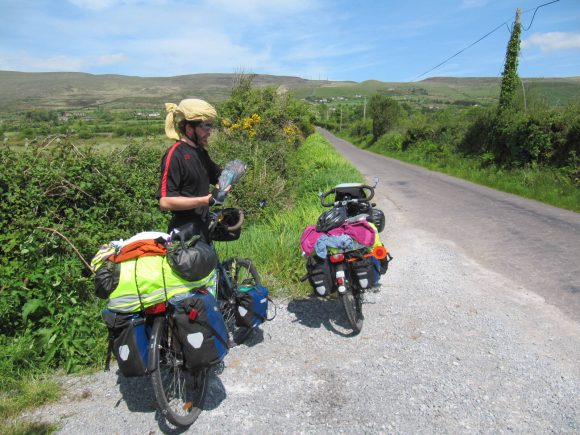 Préparation avant la plus grosse côte du voyage à vélo...