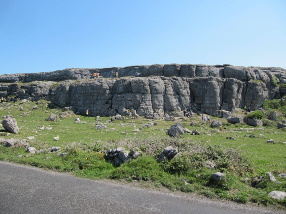 Des apprentis grimpeurs au loin