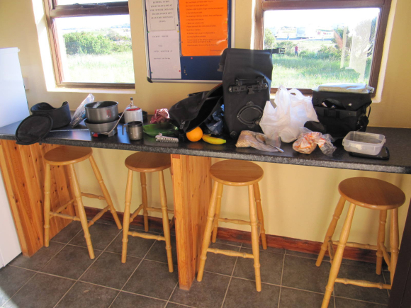 Petit déjeuner dans la cuisine campeurs pour fuir les midges!