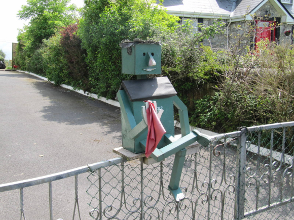 Sur un portail en bord de route