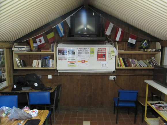 Dîner dans la cuisine campeurs (il pleut)