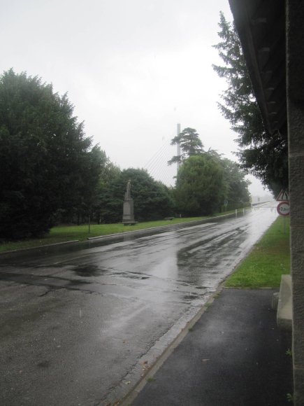 Accès pont Albert Louppe à Brest, sous une pluie battante