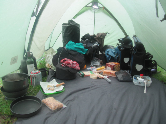 Bon dîner bien mérité sous la tente (il pleut)