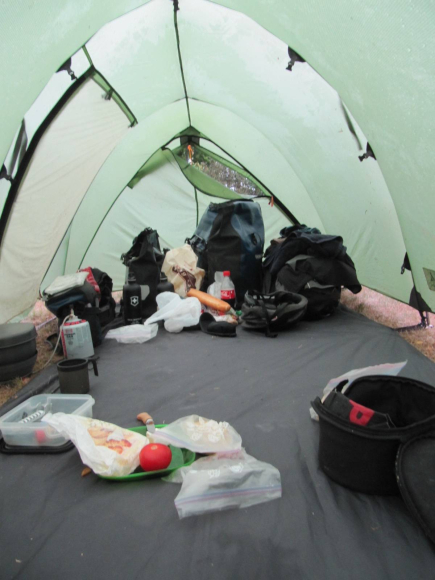 Dîner sous la tente (il pleut)