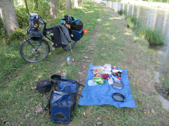 Déjeuner au bord du canal de Berry