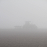 Tracteur dans le brouillard