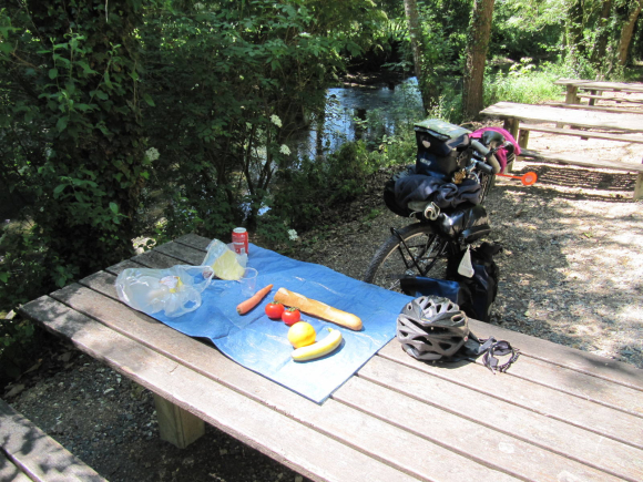 Déjeuner un peu avant Maillezais