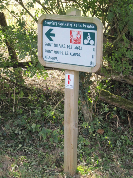 Vers Saint-Hilaire-des-Loges