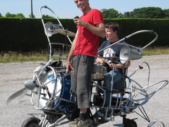 Musiciens en répétition sur un parking