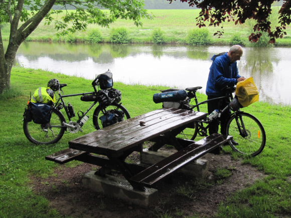 Déjeuner sous la pluie à Livet-en-Charnie