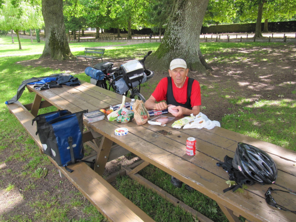 Déjeuner à la base de loisirs de Mansigné